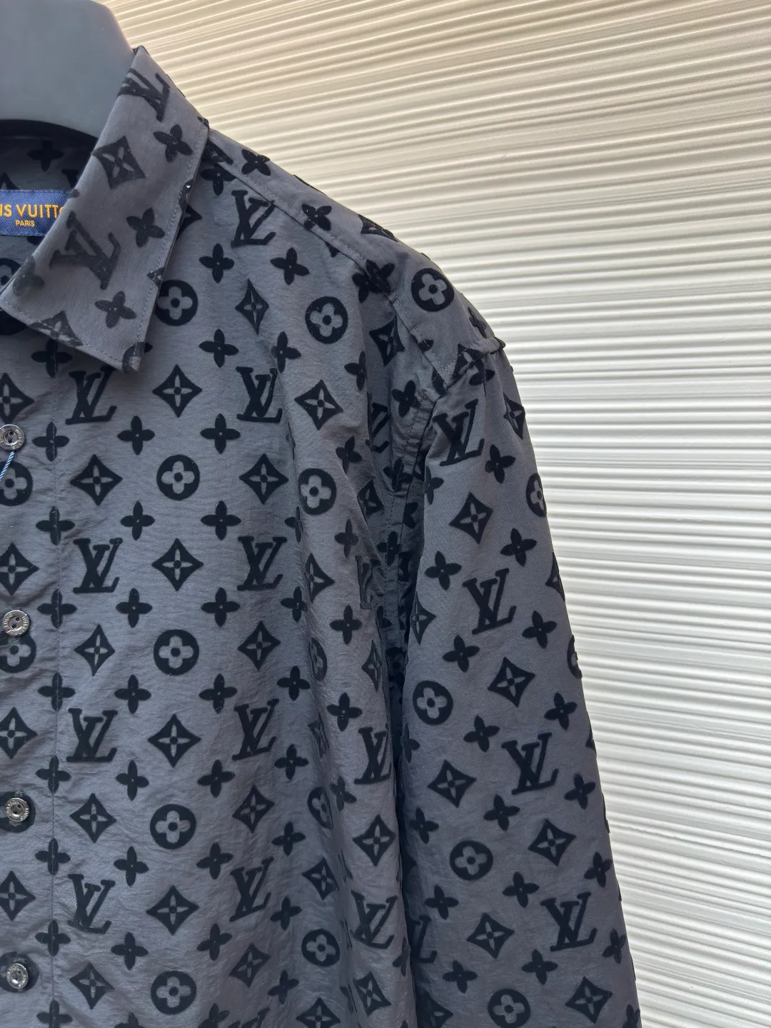 LOUIS VUITTON flocked long-sleeved shirt ●Authentic product: purchased and developed in 19984 ●Item number: 1680579-A45 ●Fabric: nylon plain fabric ●Technology: flocking production ●Version: fitted version ●Weight: about 245 grams ●Size: S-M-L-XL ●Description: The bottom of the high-count and ultra-high-density plain weave is dyed with a bluish black color to create a contrast between the bottom and the color of the pattern. The pattern is made of imported velvet to reflect the pile height and density of the original board. It is pasted with imported environmentally friendly super strong glue to ensure that the velvet will not fall off after washing. The entire piece of clothing is cut by infrared alignment to ensure that every part is in alignment. The overall wiring is straight and delicate, the fabric is comfortable and soft, and the color is consistent without color difference. It can be matched with the same style to create a fashionable look and control various occasions. Customized accessories, complete with three standards, same style for men and women!